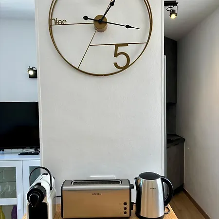 Victoria Apartment, Apartment *