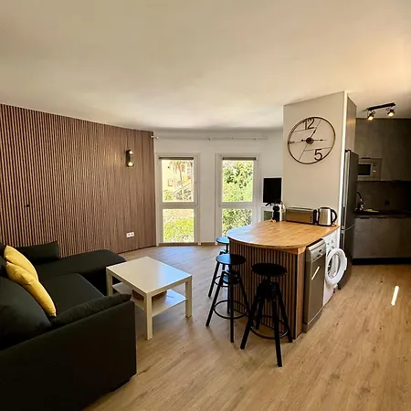 Victoria Apartment, * アデヘ