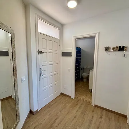 Victoria Apartment, אדחה