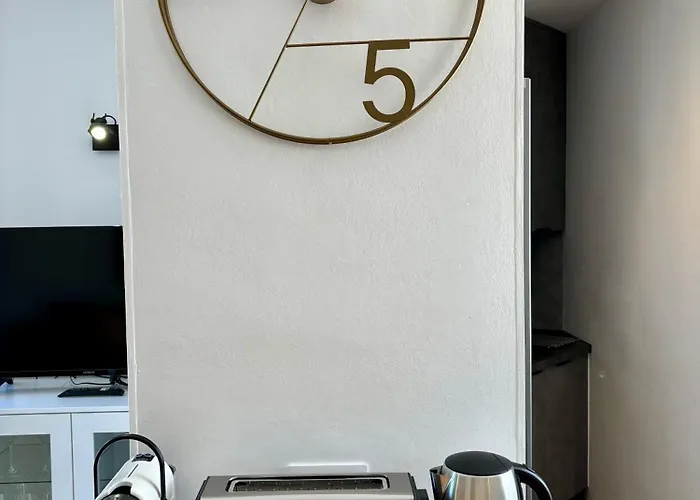 Victoria Apartment, Apartment *